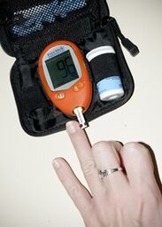 Measure glucose levels in blood to correct insulin doses with 1 type of diabetes